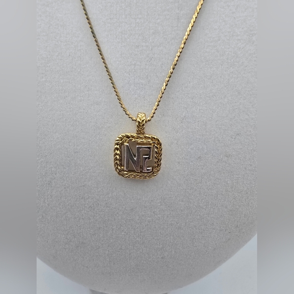 Nina Ricci Beautiful Elegant Gold Plated & Silver Pendant Necklace (EUC)✨️🖤✨️ - Picture 2 of 6